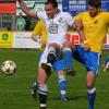 Simon Schmaus (in Weiß) war jederzeit hart bedrängt bei Ehekirchens 2:4-Niederlage gegen Holzkirchen. Immerhin ein Tor gelang ihm aber. 