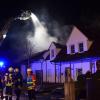 In Bächingen hat ein Wohnhaus Feuer gefangen. Ein Großaufgebot an Feuerwehrleuten löschte den Brand. 