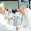 Bischof Konrad Zdarsa (links) gratuliert Clemens Maria Henkel, dem Direktor der Gebetsstätte Marienfried, zur gelungenen Neugestaltung und Erweiterung der Kirche, die gestern eingeweiht wurde.  