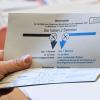 Ein Stimmzettel als Teil der Briefwahlunterlagen werden zum Beginn der Briefwahl für die Teilwiederholungswahl.