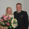 Groß ist die Freude bei Toni Brugger über die Wiederwahl als Bürgermeister von Thierhaupten. Als Dank für ihre Unterstützung hatte er für seine Frau einen extra großen Blumenstrauß organisiert. 	