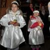 Die „Engelchen“ aus der ersten Klasse der Grundschule eröffnen den Weihnachtsmarkt in Aystetten und bringen die Lichter in die Buden. 	