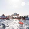 Flüchtlinge, die auf Booten von Libyen aus nach Italien übersetzen wollten, werden während eines Rettungseinsatzes am vor der libyschen Küste geborgen. 