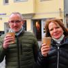 Karl-Heinz und Gisela Haugg aus Großaitingen fahren samstags weiterhin nach Augsburg. Sie wollen die Geschäfte unterstützen.