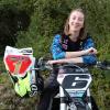 Die 19-jährige Jasmin Kluschak aus Ettringen gewann kürzlich die Südbayernserie im Motocross. Ihr Motto hat sie sich auf ihre Unterarme tätowieren lassen: „stay strong – ride on“.