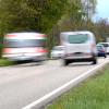 Auf der Staatsstraße 2044 Richtung Karlskron verursacht ein 47-Jähriger einen schweren Unfall.