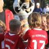 35 Mannschaften waren beim Nachwuchsturnier des TSV Dasing (rote Trikots) am Start. Zwei Mal den Siegerpokal in die Höhe strecken konnte der SV Germering (rechts).  	