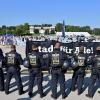 Polizisten umstellen auf der Theresienwiese einen Demonstrationszug.