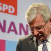 Jens Böhrnsen, Bremens Bürgermeister und Spitzenkandidat der SPD, reagiert auf die Bekanntgabe der ersten Wahlprognose für den Ausgang der Bürgerschaftswahl.