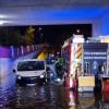 Kein Weiterkommen für diesen Transporter in Gersthofen. Drei Männer mussten von der Feuerwehr evakuiert werden. 