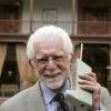 Der US-Ingenieur Martin Cooper mit einem der ersten Mobiltelefone.