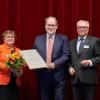 Der  Präsident der Handwerkskammer Schwaben, Hans-Peter Rauch (rechts), überreichte Kreishandwerksmeister Michael Stoll die Goldene Ehrennadel. Mit dabei ist Ehefrau Maria Stoll. 