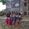 Eine Lehrerin und drei Schülerinnen zeigen ihre Dankbarkeit für die Schule, die mit Unterstützung der Patrizia Stiftung gebaut wurde. 