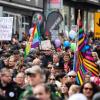 Zahlreiche Menschen nehmen Anfang April in Stuttgart an einer Demonstration der Initiative "Querdenken" teil.