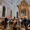 Im Altarraum von St. Magnus in Kühbach sorgte ein Ensemble aus einem 20-köpfigen Chor, mit sechs Solisten und einem 16-köpfigen Orchester für ein eineinhalbstündiges Konzert der musikalischen Superlative. Die wundervolle Akustik des imposanten Gotteshauses brachte die herrlichen Klänge besonders zur Geltung.