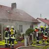 72 Feuerwehrleute rückten an, um den Küchenbrand in Krumbach-Attenhausen zu löschen. Der 76-jährige Wohnungsbesitzer wurde bei dem Feuer lebensgefährlich verletzt. 