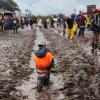 Zehntausende Fans freuen sich auf den Wacken-Start. Doch Dauerregen hat das Gelände in Schlammfelder verwandelt.