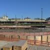 Der künftige Straßenbahntunnel (rechts) und die Wendeschleife (links und vorn) sind an der Baustelle im Güterbahnhof schon gut zu erkennen. 