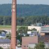 Als Industriedenkmal weithin sichtbar: Der Trevira-Schornstein erinnert an die Blütezeit von Hoechst.  	