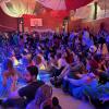 Beim Weiberfasching in Baar herrschte ausgelassene Stimmung. Viele Gruppen hatten sich für den Weiberball in der Mehrzweckhalle fantasievoll verkleidet.