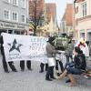 Teilweise verkleidet warben gestern die „Tierrechtler“, die heute in Schmähingen gegen die geplante Hähnchenmast demonstrieren wollen, für eine Teilnahme an der Demo.  