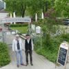Zwei von den drei neuen Pächtern, die den Biergarten „Am Fluss“ betreiben Herbert Dreiseidler (links) und Robert Förster. Die öffentliche Gaststätte am Neu-Ulmer Donauufer gehört zum Verein „Ulmer Kanufahrer“.  	