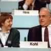 Die Kanzlerin und der Ex-Bundeskanzler Helmut Kohl: In seine Fußstapfen trat Angela Merkel.