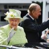 Königin Elizabeth II. und Prinz Philip grüßen aus einer offenen Kutsche auf der Fahrt durch Windsor.