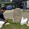 240 Menschen sind in der Turnhalle am Alten Postweg einquartiert. Ihr Essen erhalten sie vom Caterer. Manche essen allerdings lieber draußen.