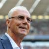 Franz Beckenbauer lächelt vor dem Spiel FC Bayern München - SC Freiburg.