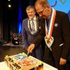Die Bürgermeister Bernd Müller und Marc Hémez schnitten die Geburtstagstorte an. Zudem hatten alle Gäste ein Lebkuchenherz bekommen. 	