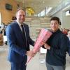 Adam von der zehnten Klasse überreichte dem neuen Chef Christian Aschenbrunner eine Schultüte.