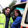 Die beiden Türkheimer Sebastian und Maria Kremer in dem Rettungswagen, mit dem sie das Leben eines 43-Jährigen gerettet haben. 