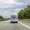 Ein Wohnmobil mit Fahrrädern am Heck auf der Autobahn A24. Als erstes der Bundesländer startet Mecklenburg-Vorpommern in die großen Ferien.