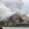 In Auchsesheim brennt ein Wohnhaus, die Feuerwehr ist im Einsatz.