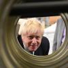 Liegt laut der Umfrage klar in Front: Der britische Premier Boris Johnson bei einem Fabrikbesuch im Wahlkampf. 