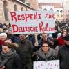Russlanddeutsche demonstrieren gegen die deutsche Flüchtlingspolitik. Grund dafür ist die angebliche Vergewaltigung einer 13-jährigen Berlinerin.