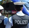Polizisten kontrollieren einen Bus an der Grenze zu Frankreich. In der Terrorbekämpfung zeichnet sich ein neues Tauziehen der grün-schwarzen Regierungspartner ab.