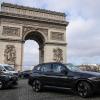 SUVs fahren auf der Champs-Élysées vor dem Arc de Triomphe. Das Parken der Riesenkarossen soll bald dreimal so viel kosten.