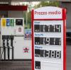 Eine Tankstelle zeigt die Durchschnittspreise für Kraftstoffe an. In Italien sind ab Dienstag die Tankstellen verpflichtet, neben ihren eigenen Spritpreisen auch die regionalen und nationalen Durchschnittspreise für Benzin und Diesel anzugeben.