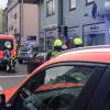 Nach einem Verkehrsunfall ist ein Auto in eine Schaufensterscheibe eines Geschäfts an der Ecke Bahnhofstraße/Dillinger Straße in Günzburg geschleudert worden, der Fahrer wurde eingeklemmt.