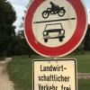 Autos und Motorräder unerwünscht: Die Stadt Harburg hat direkt an der Applauskurve dieses Schild postiert.