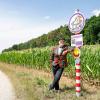 Kabarettist Oliver Tissot steht an einer „Vollpfosten“ genannten Station des Witze-Wander-Wegs in Rohr.