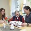Ambulanter Pflegedienst.: Natalie Kauth (rechts) und Jasmina Millet (Stellvertretung der Tagespflege) beschäftigen sich mit Klientin Doris Schuster aus Igling, 74.