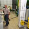 Zwei Pumpen – eine davon als Sicherheitsreserve – sorgen im Betriebsgebäude des Wasserzweckverbands Kammelgruppe für die Versorgung im südlichen Kammeltal, erklärt Verbandschef Max Schmid aus Behlingen. 	