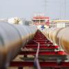 Arbeiter bauen Gas-Pipelines für LNG-Flüssiggas-Terminal in Brunsbüttel.