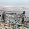 Plastik an Stränden wie hier in Ghana ist zum Problem geworden. Der WWF setzt sich dafür ein, auch unterwegs Plastik zu vermeiden. 