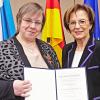 Brigitte Auer aus Enkingen (links) bekam von Bayerns Sozialministerin Emilia Müller gestern das Bundesverdienstkreuz verliehen. 