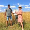 Landwirt Michael Königsberg experimentiert seit 2018 mit der alten Getreidesorte Babenhausener Rotvesen und konnte nun die erste Packung Demeter Dinkelmehl an die Bürgermeisterin Christa Bail im Rahmen der Veranstaltung am Feldrand übergeben.