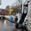 Beim Zusammenstoß mit einem Lkw auf der B25 bei Harburg wurden drei Männer eines Kleintransporters verletzt, einer davon lebensgefährlich.